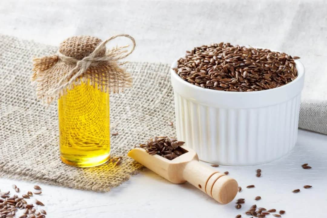 Olej lniany - właściwości i jak go stosować w pielęgnacji ciała.