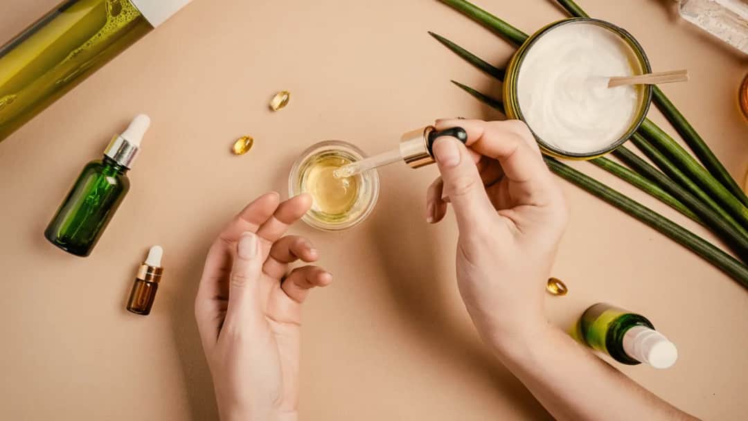 Naturalne kosmetyki do twarzy dla skóry dojrzałej – jakie wybrać?