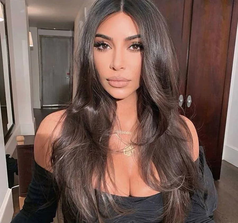 Włosy do biustu: tajniki pielęgnacji i stylizacji długich fryzur