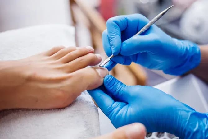 Jak zadbać o zdrowie stóp? Najlepsze rozwiązania podologiczne, które poprawią komfort życia