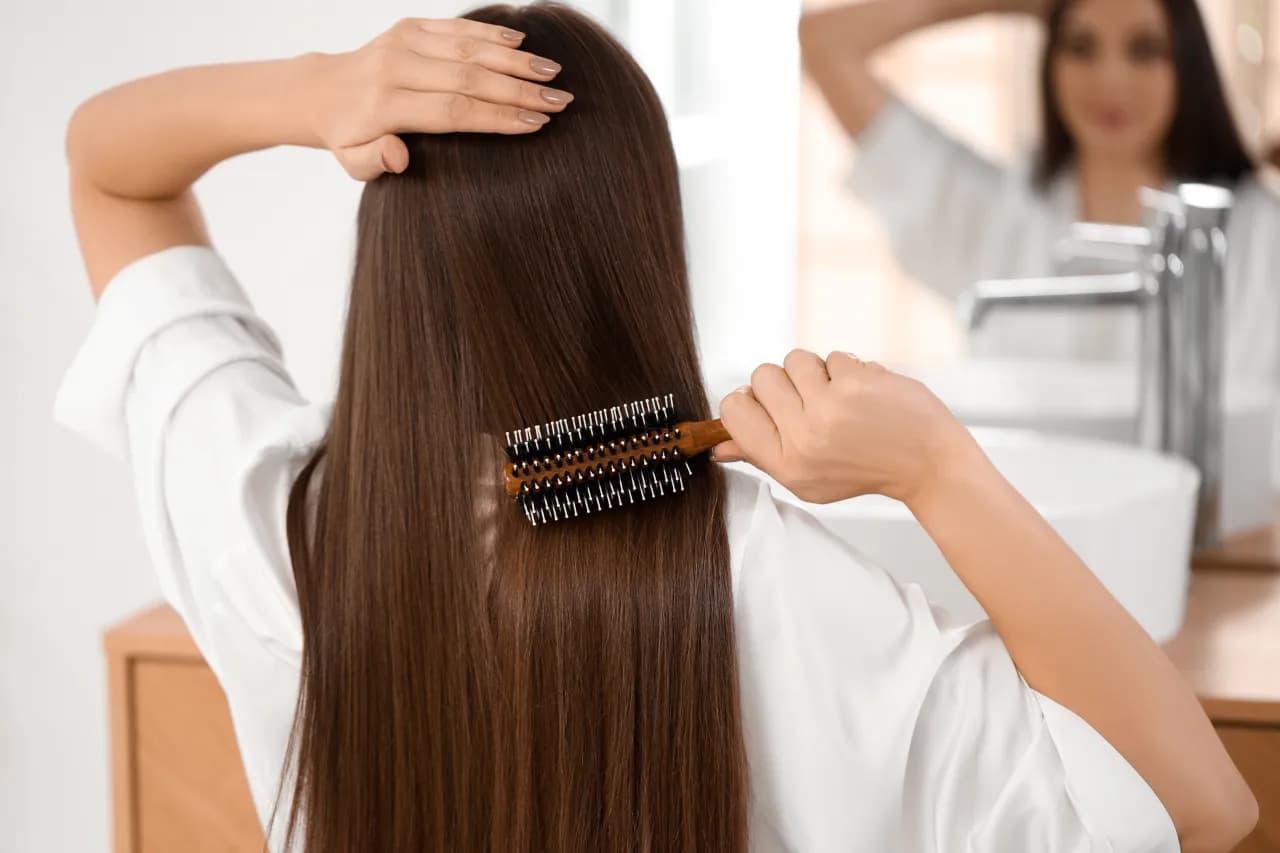 Szampon do włosów zniszczonych – jak wybrać najlepszy i skutecznie go stosować?