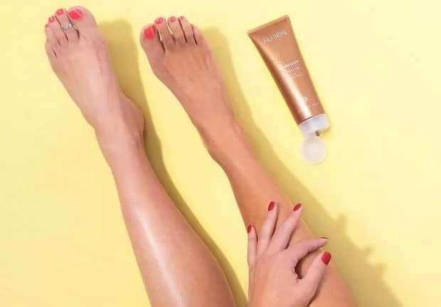 Jak stosować ciemny samoopalacz, aby uzyskać naturalną opaleniznę: 7 zasad